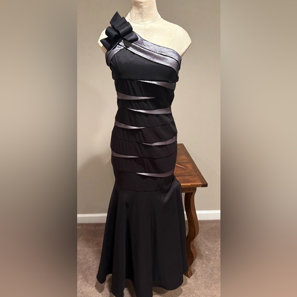 Betsy & Adam One Shoulder Mermaid Gown Size 6